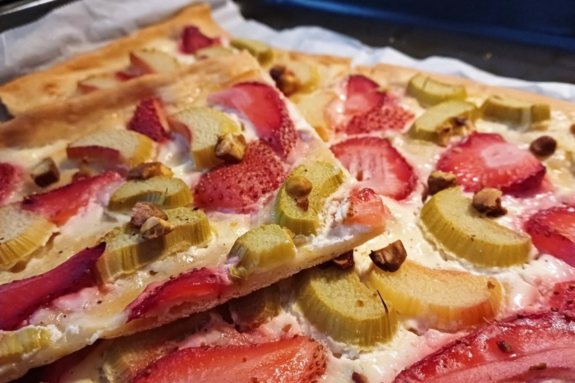 Erdbeer-Rhabarber-Flammkuchen