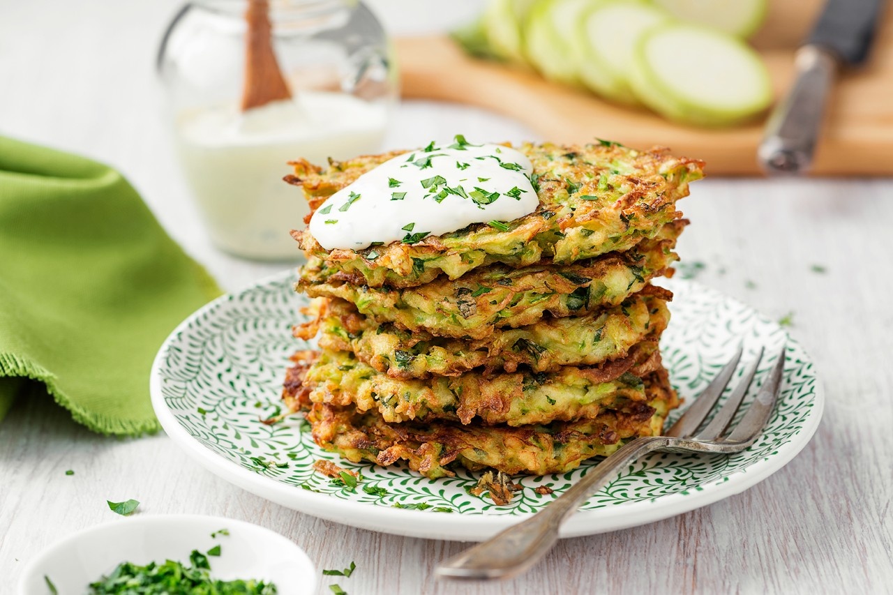 Zucchinipuffer mit Kräuterjoghurt