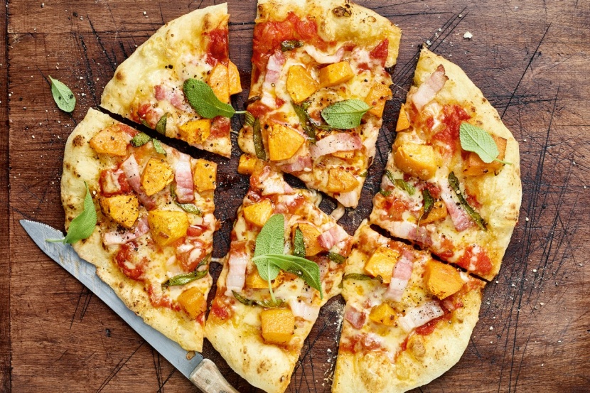 Kürbis-Pizza mit Speck