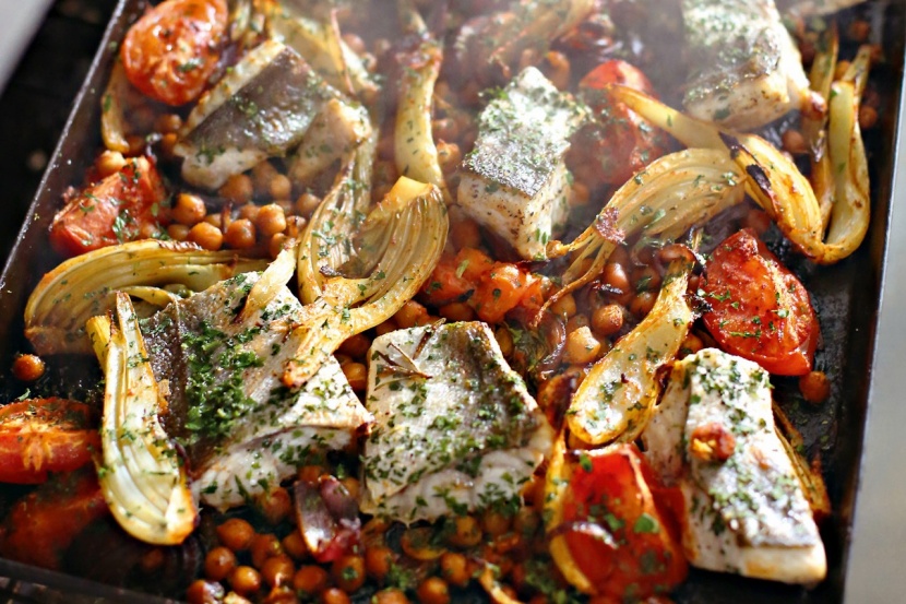 Fisch mit Fenchel, Paradeisern und Kichererbsen Fisch mit Fenchel, Paradeisern und Kichererbsen