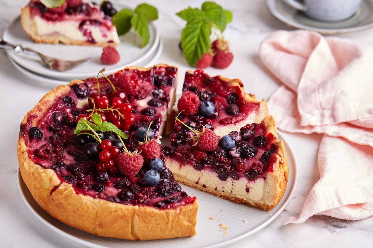 Sommerlicher Beeren-Cheesecake mit Holunderblütensirup