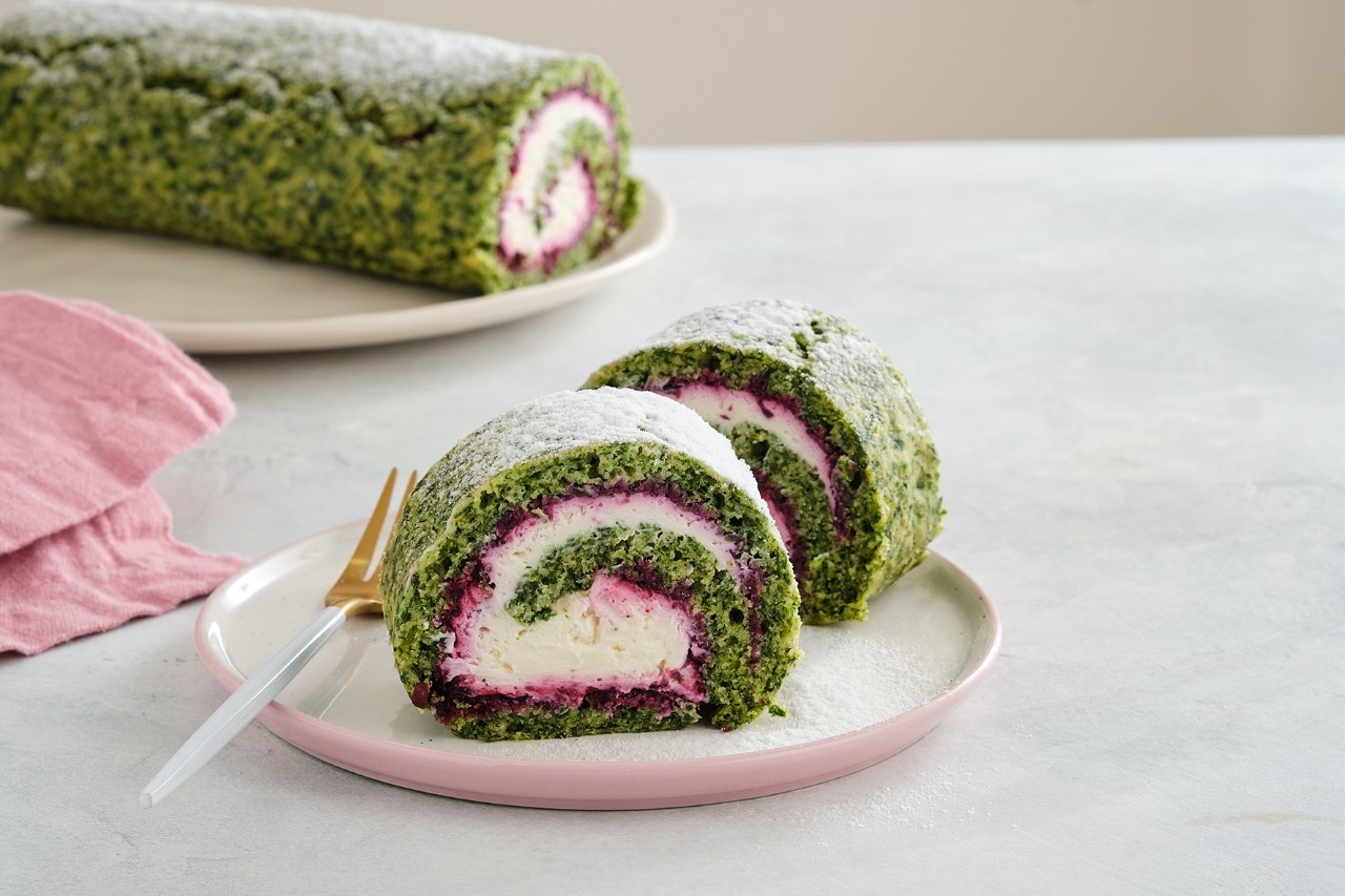 Spinatroulade mit Himbeer-Topfencreme