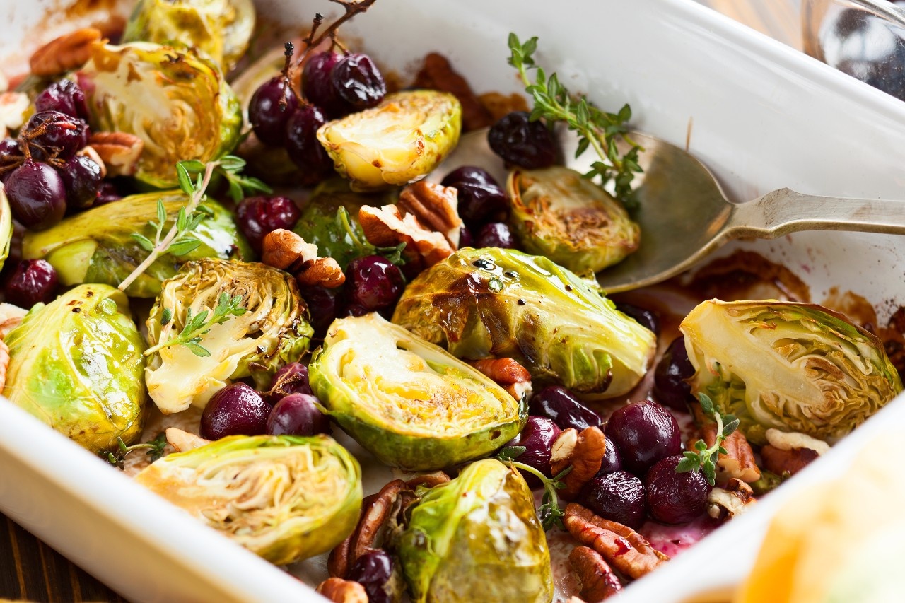 Kohlsprossen-Salat mit Trauben und Nüssen