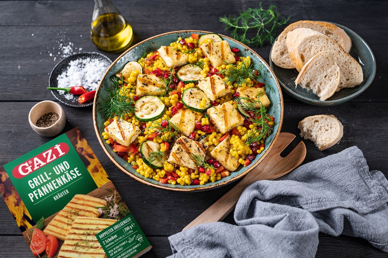 Sommerlicher Perl-Couscous-Salat mit Grillkäse