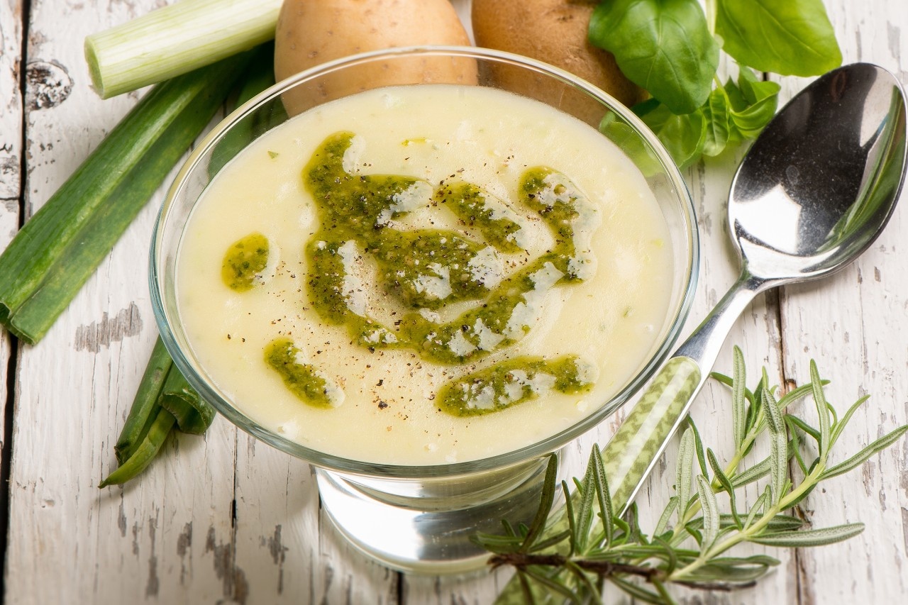 Chicorée-Suppe mit Vogerlsalat-Pesto