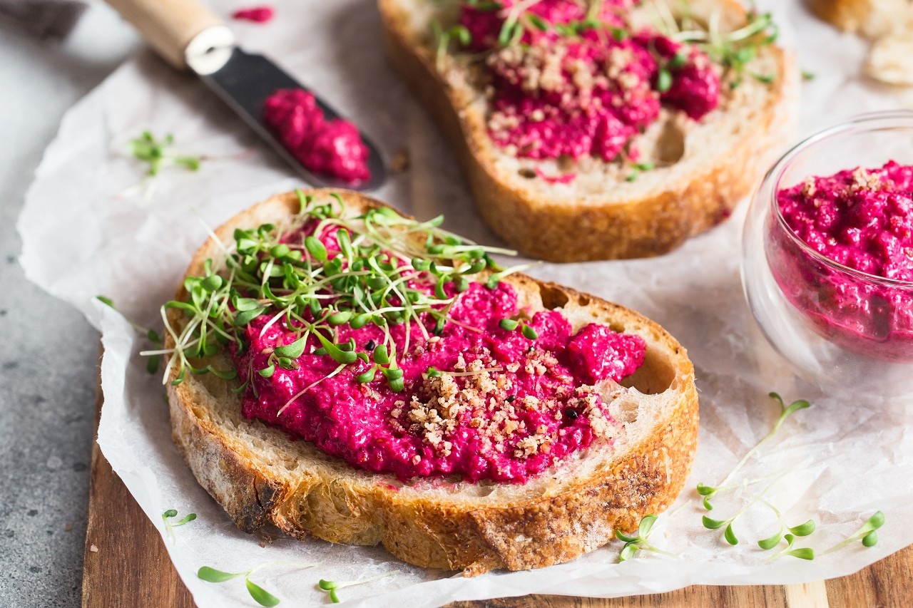 Rote-Rüben-Bruschetta mit Topping