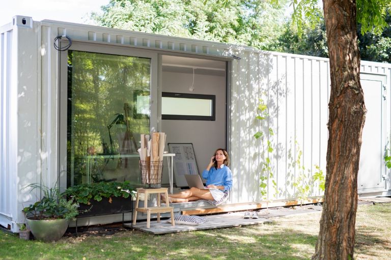 Mobiler Raumcontainer im Garten als temporäre Unterkunft