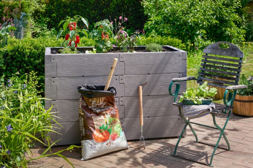 Hochbeet mit torffreien BioErden befüllen