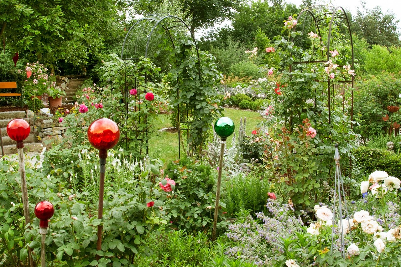 Woher kommt die Tradition der Rosenkugeln?